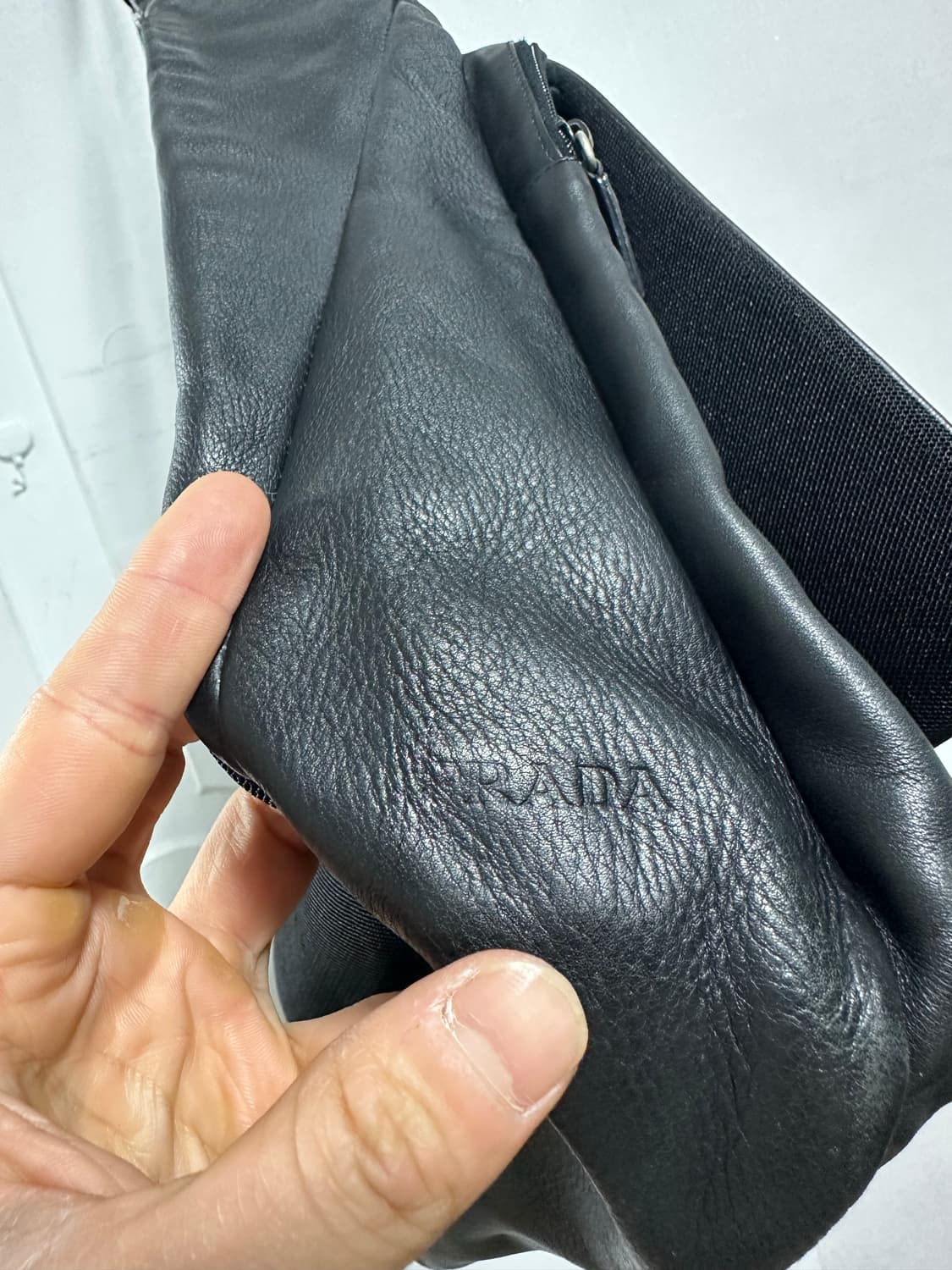 프라다 아카이브 레더 숄더백 상품이미지3