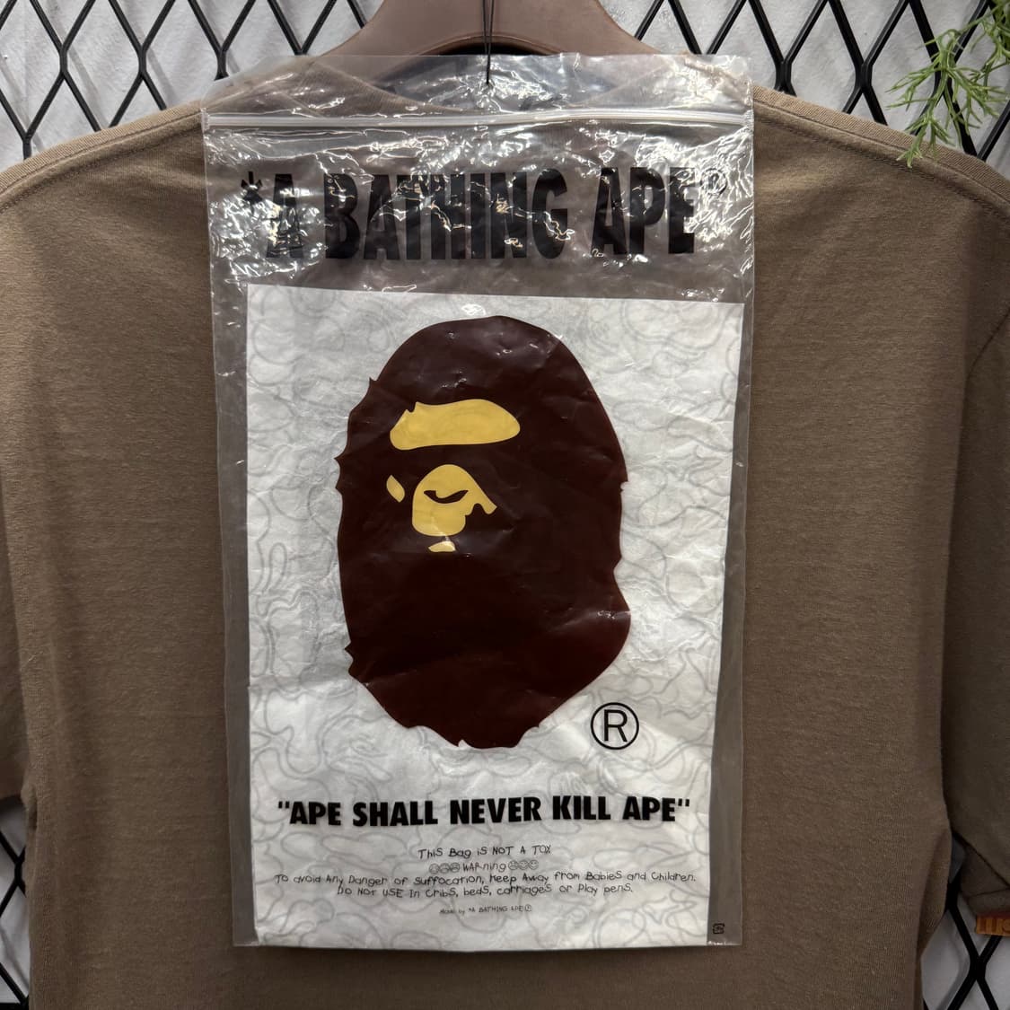 베이프 반팔 티셔츠 전면 클래식 고릴라 로고 디테일 카키베이지 상품이미지10