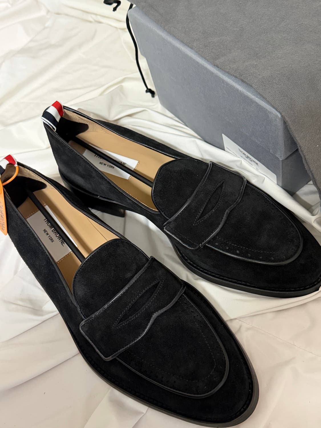 톰브라운 바시티 페니 로퍼 스웨이드 블랙 상품이미지5