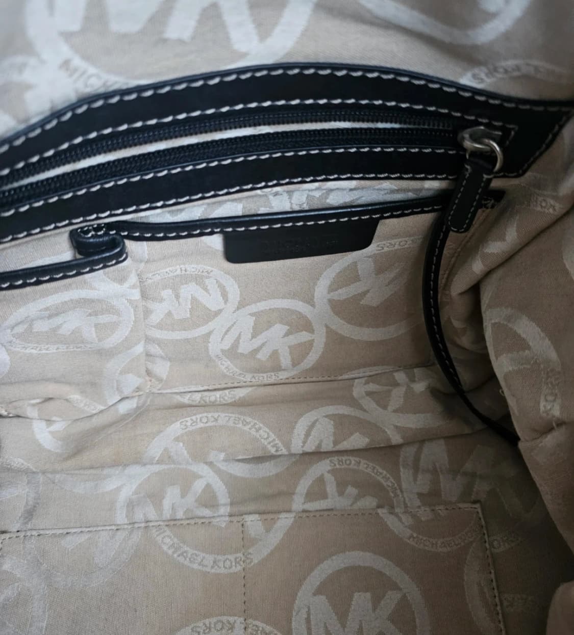 마이클 코어스 블랙 스터드 토트백 상품이미지6