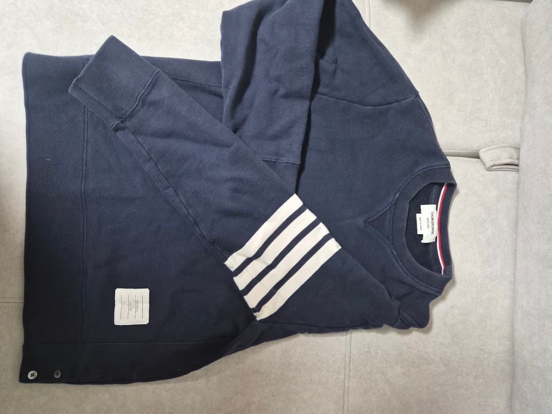 톰브라운 4선완장 맨투맨 상품이미지2