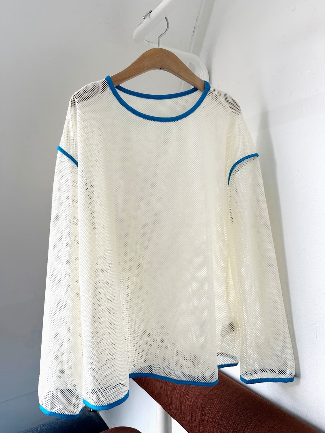 Loose gauge wide silhouette mesh top 상품이미지1