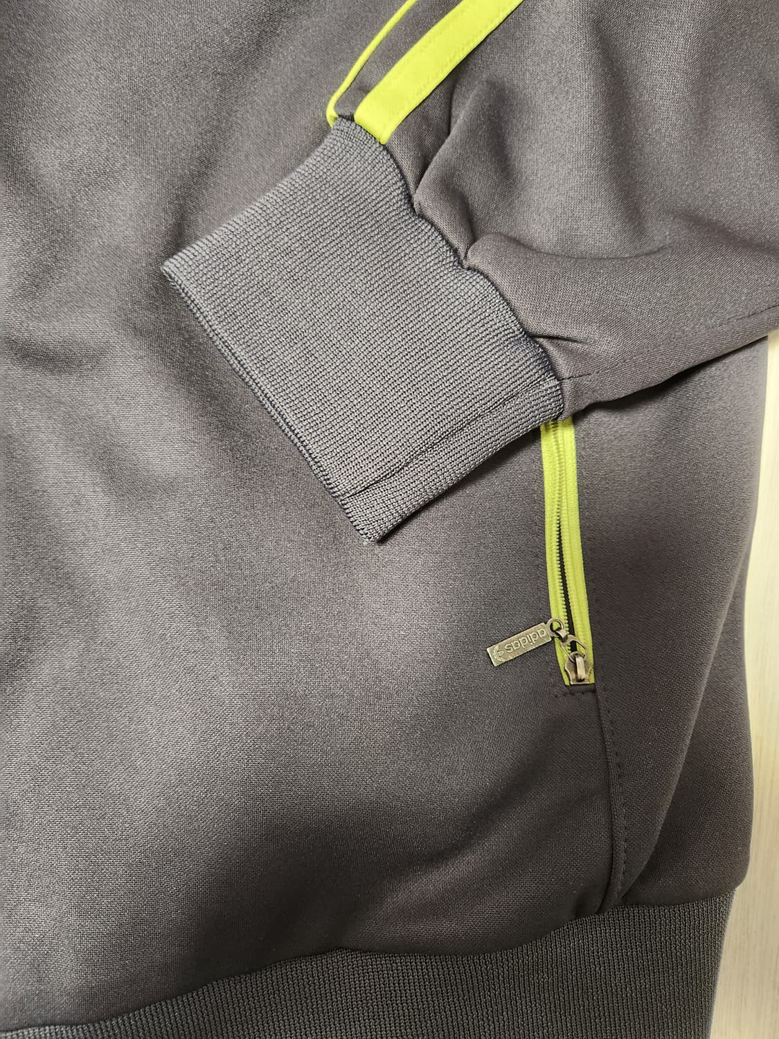 아디다스 유로파 트랙 자켓 져지 L

아디다스 트랙 자켓입니다.

- 색 상품이미지7