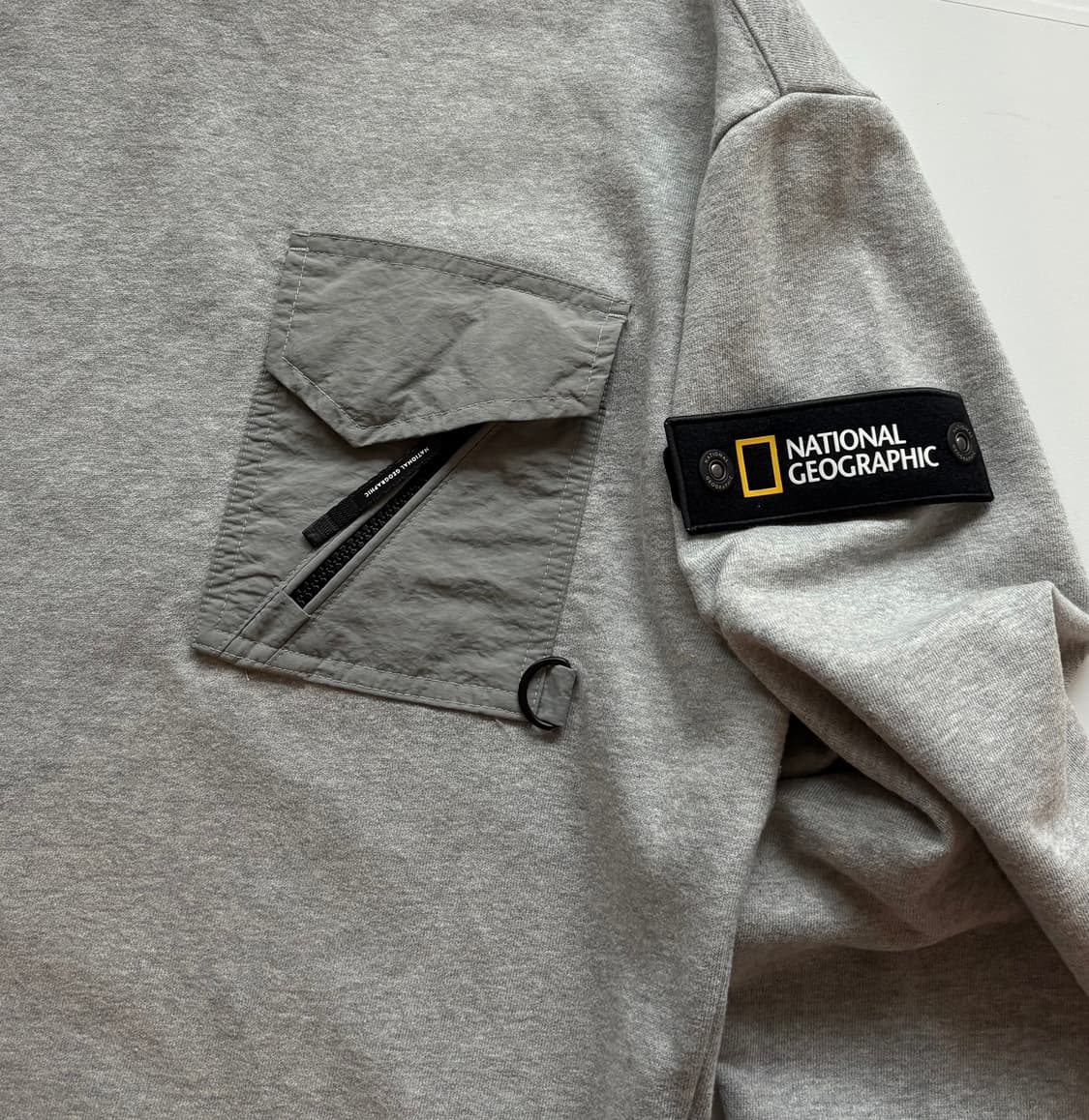 내셔널지오그래픽 와펜 그레이 맨투맨  상품이미지3