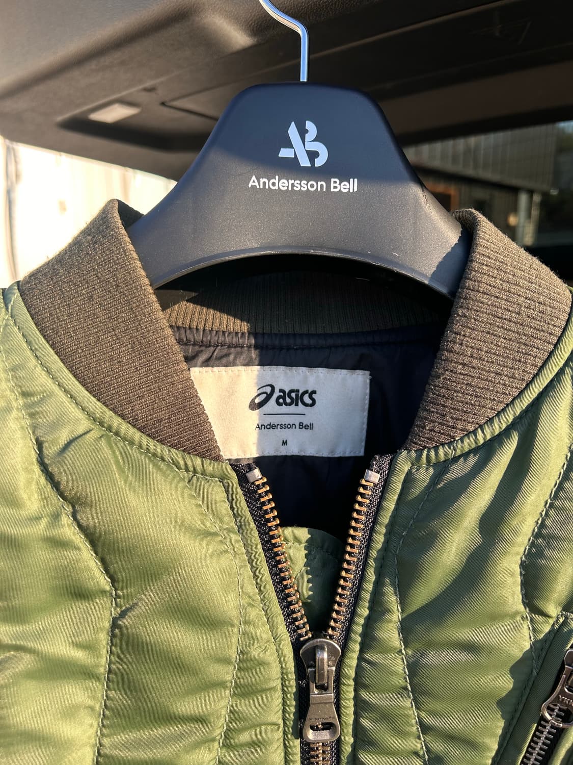 앤더슨벨x아식스 콘트라스트 퀼팅 봄버 자켓 카키 상품이미지3