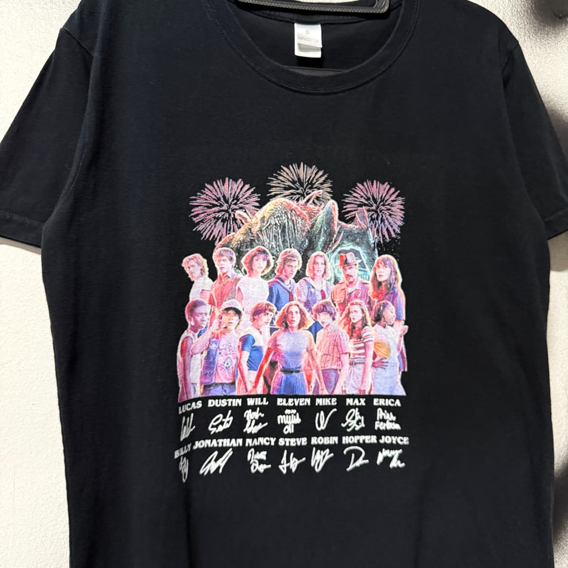 기묘한이야기 시즌3 단체 사인 굿즈 반팔 티셔츠 상품이미지3