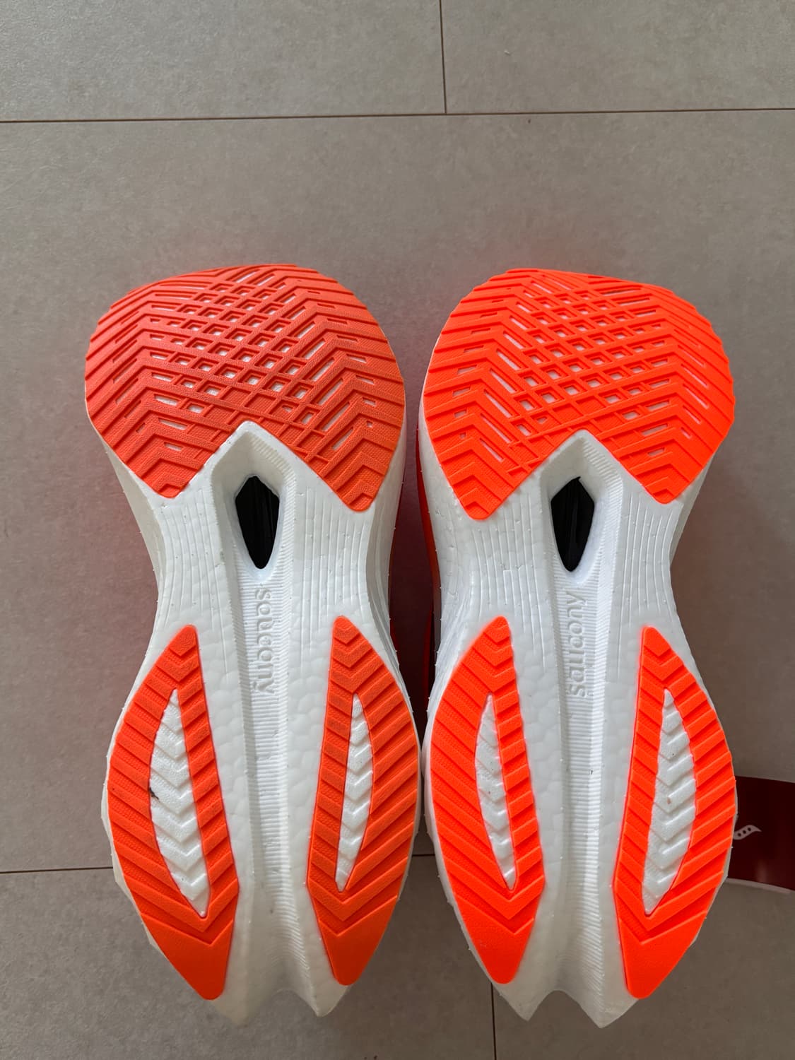 러닝화 여러 켤레 필요 없습니다 / 써코니 엔돌핀 스피드4 새상품 250 상품이미지4