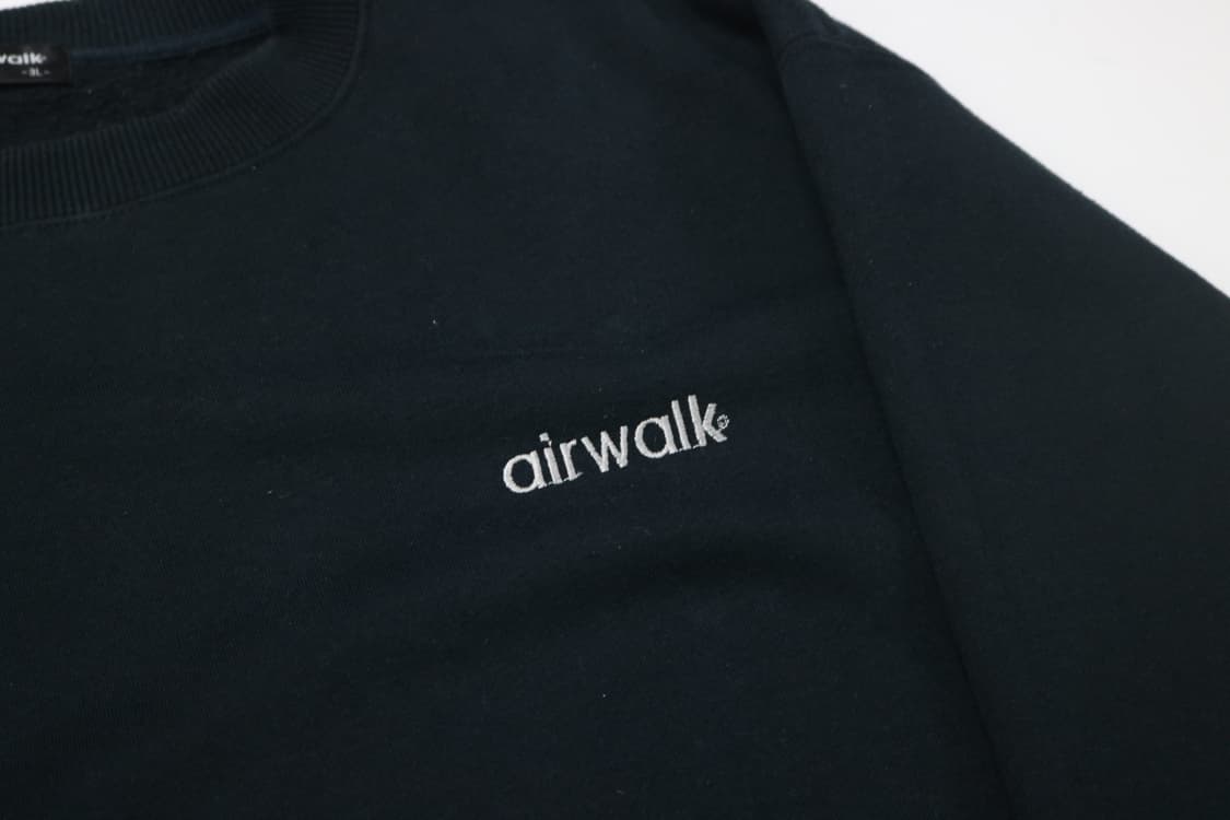 AIRWALK 에어워크 빈티지 미니 로고 자수 블랙 맨투맨 (3L) 상품이미지4
