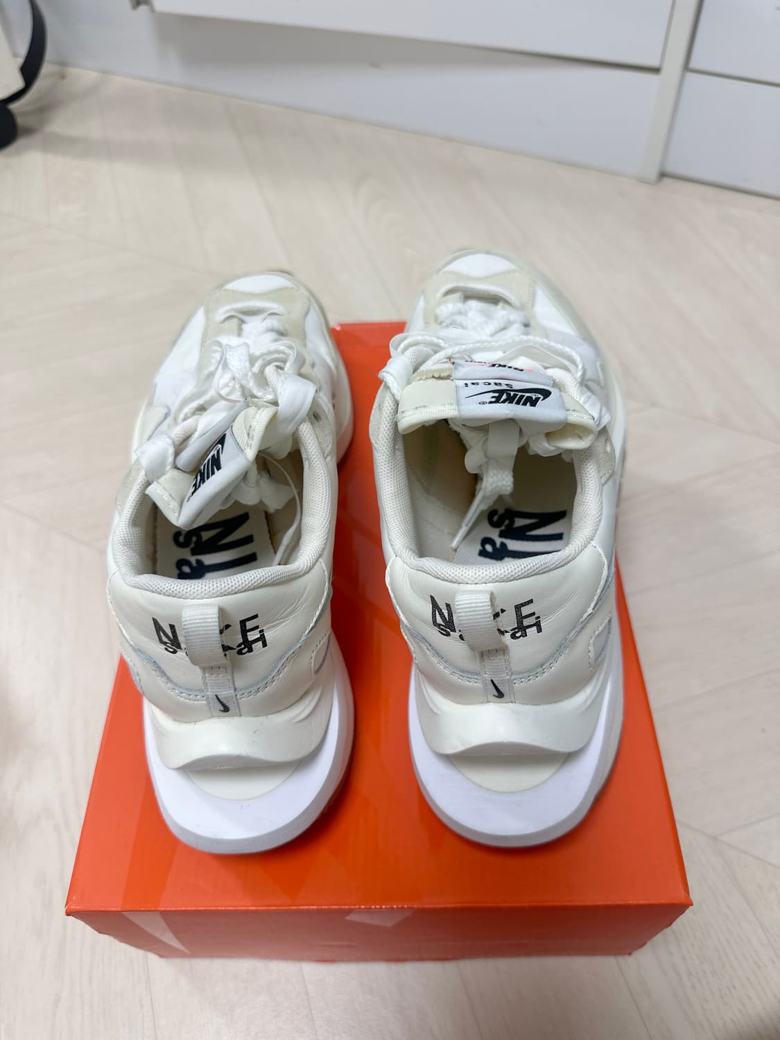 나이키 x 사카이 베이퍼와플 화이트 앤 검-270 상품이미지4