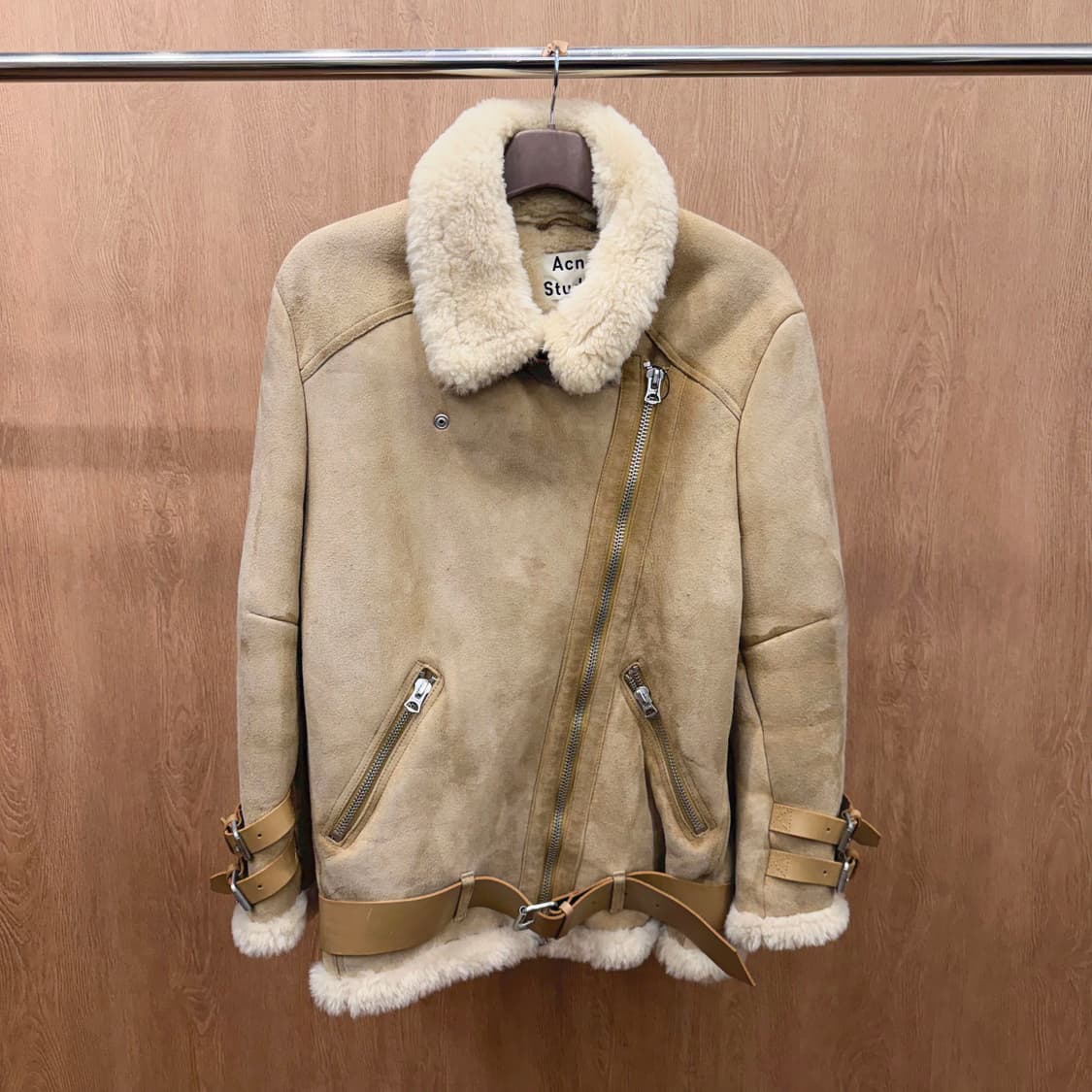 아크네 스튜디오 시어링 무스탕 자켓 언밸런스 지퍼 사이드 포켓 베이지 상품이미지2