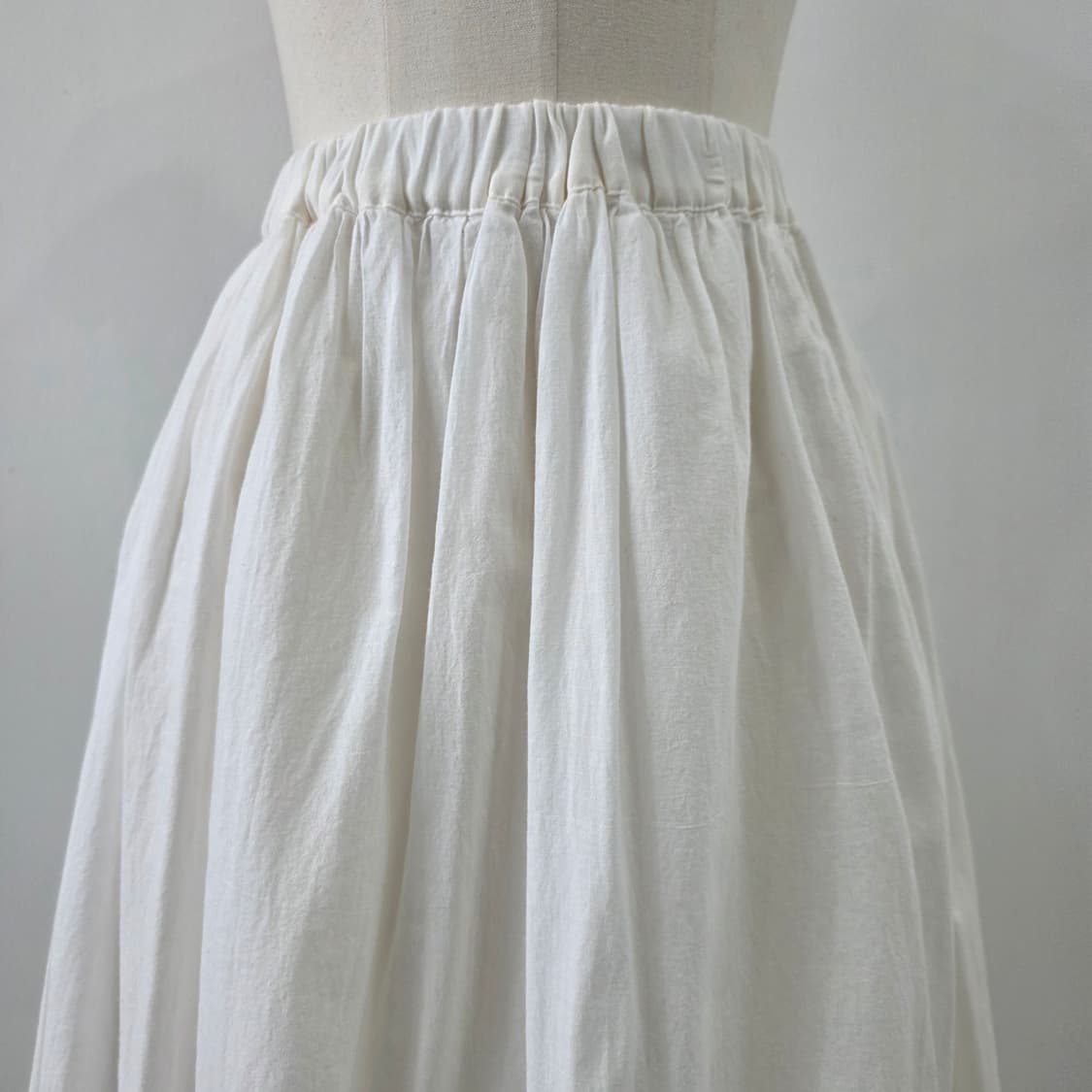 COLZA 화이트 코튼 자수 밴딩 롱스커트 상품이미지2