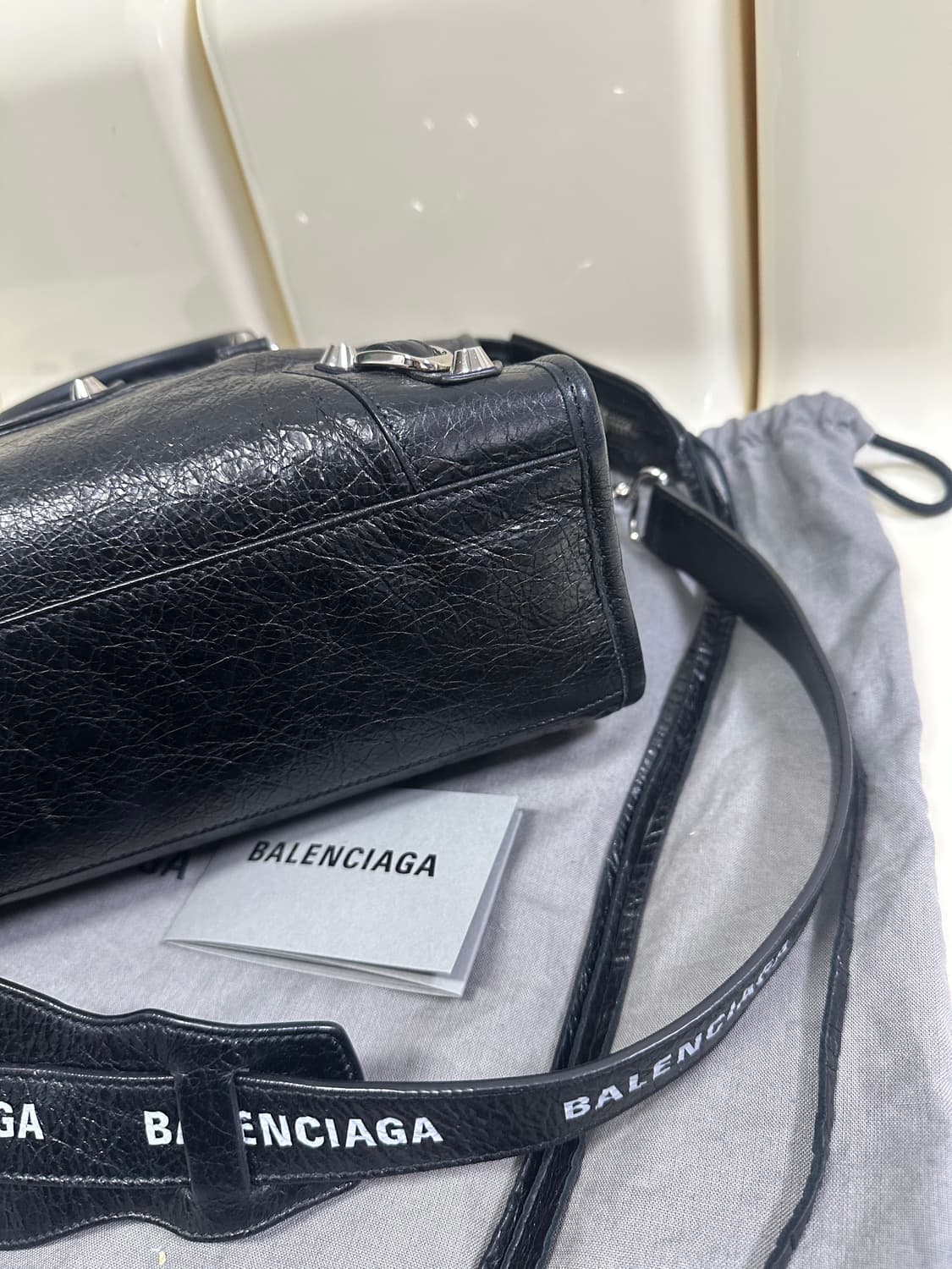 [A+ 정품] 발렌시아가 시티 모터백 스몰 로고스트랩 상품이미지4