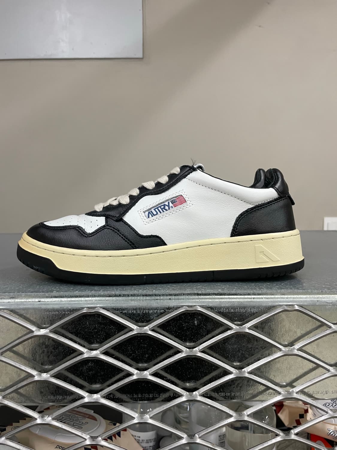 오트리 메달리스트 로우 블랙 40 상품이미지1