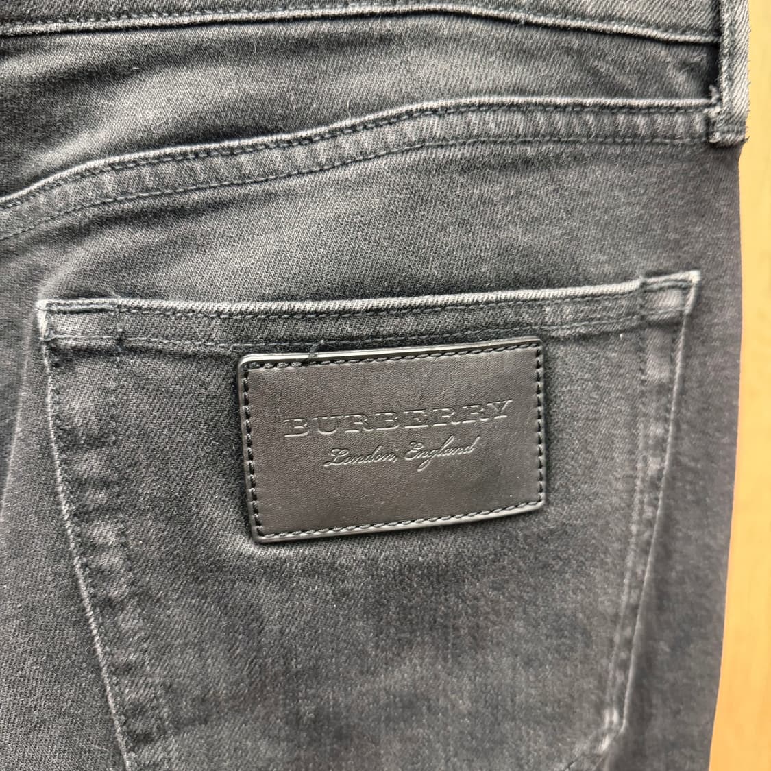 버버리 데님 팬츠 5포켓 백 로고 패치 미드라이즈 디테일 슬림핏 블랙 상품이미지6