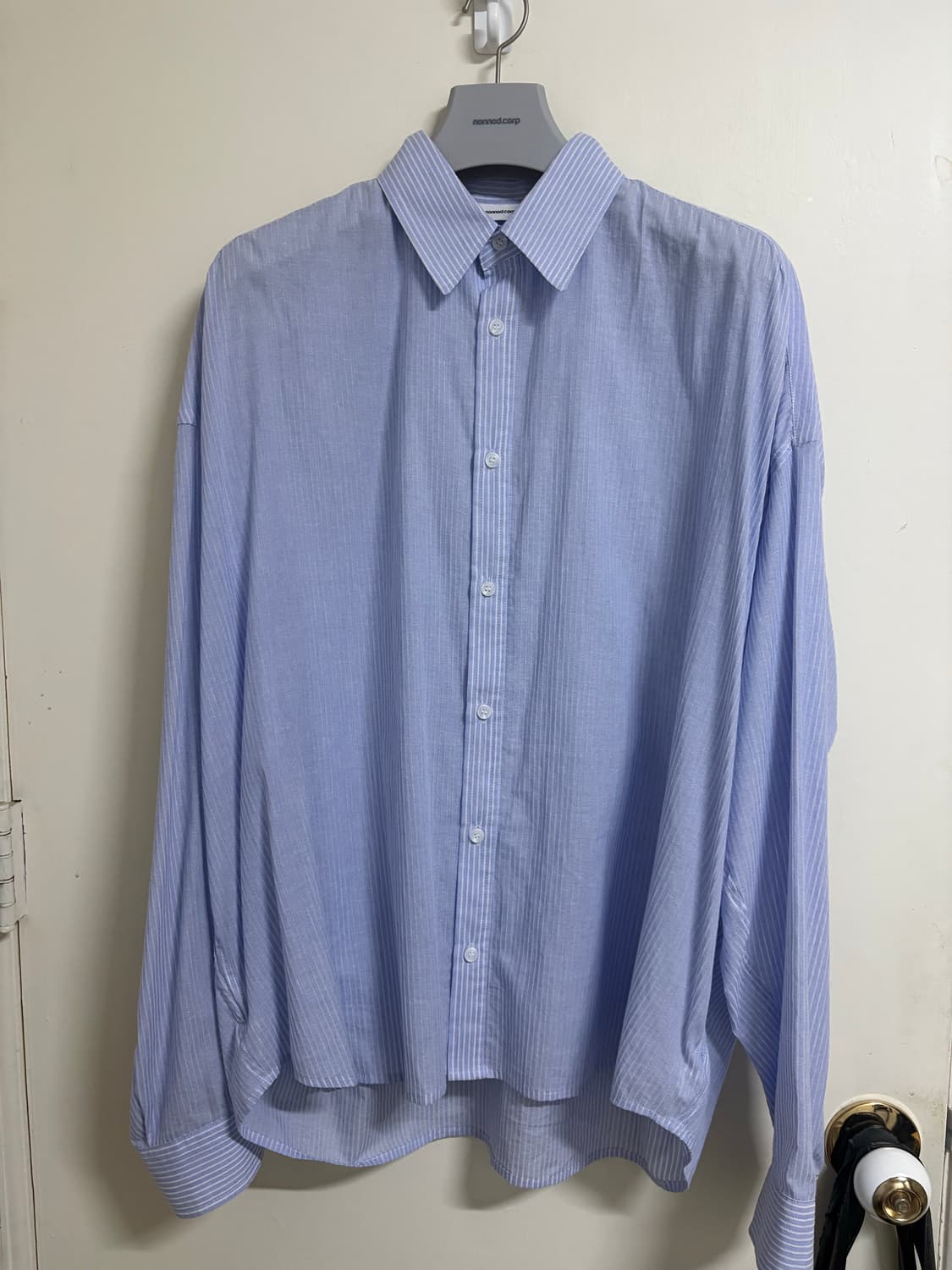 [1] 논노드 플렉시블 스트링 셔츠 - 스카이 블루 스트라이프 상품이미지3