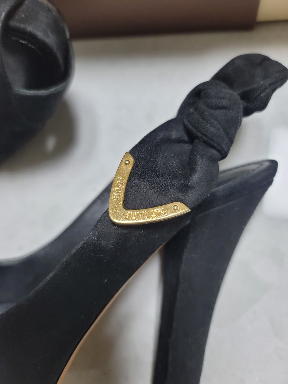 루이비통 블랙 스웨이드 하이힐 35(220사이즈) 상태극상 상품이미지6