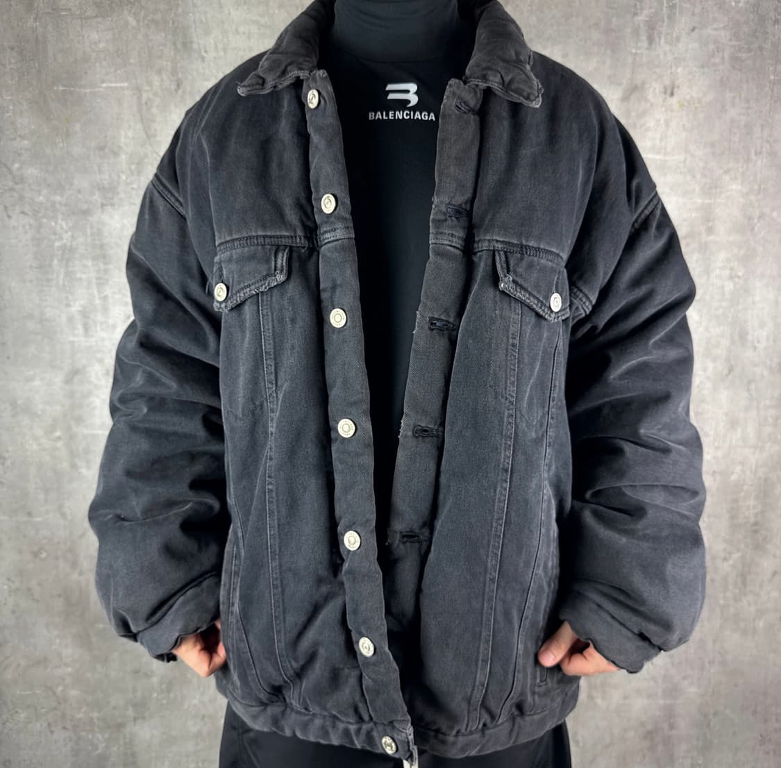 칸예와 샤이가 입은 발렌시아가 패딩 데님자켓 흑청 상품이미지1