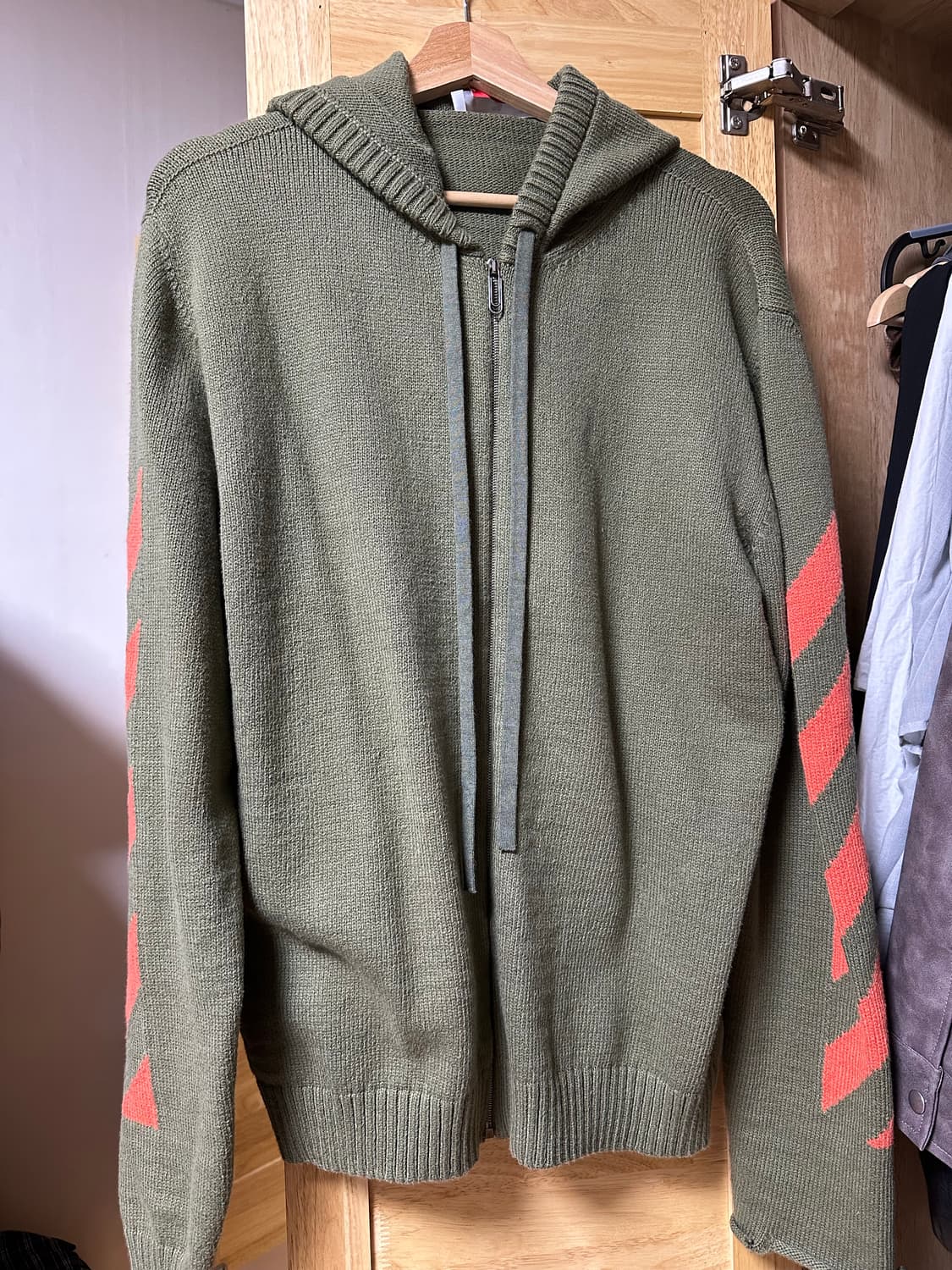 오프화이트 에로우 니트후드집업 상품이미지2