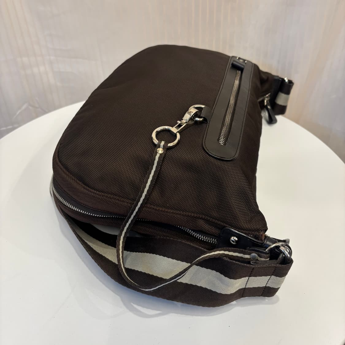 정품 발리 브라운 삼선 크로스백     상품이미지6