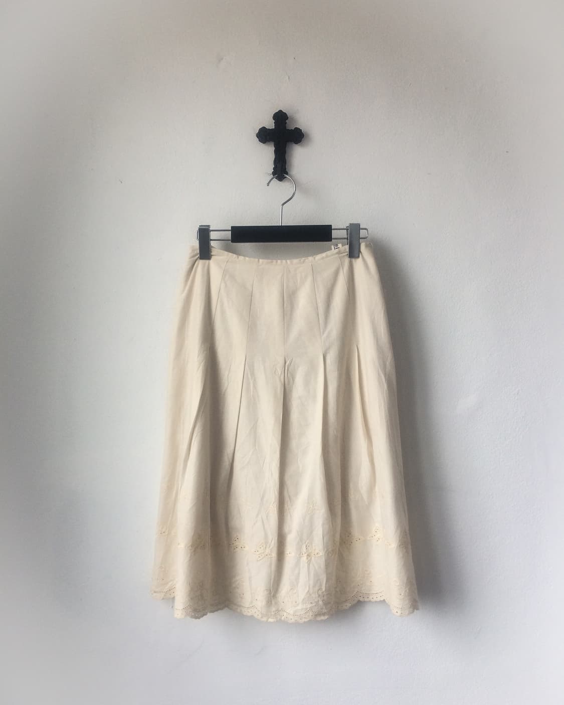 Butterfly punching point pleat skirt 상품이미지1