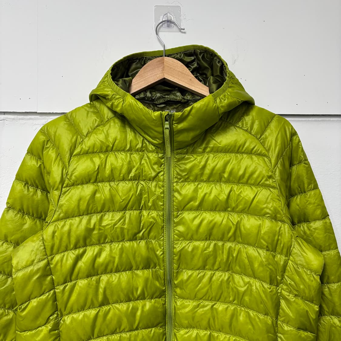 유니클로 울트라라이트 연두형광 경량패딩 상품이미지2