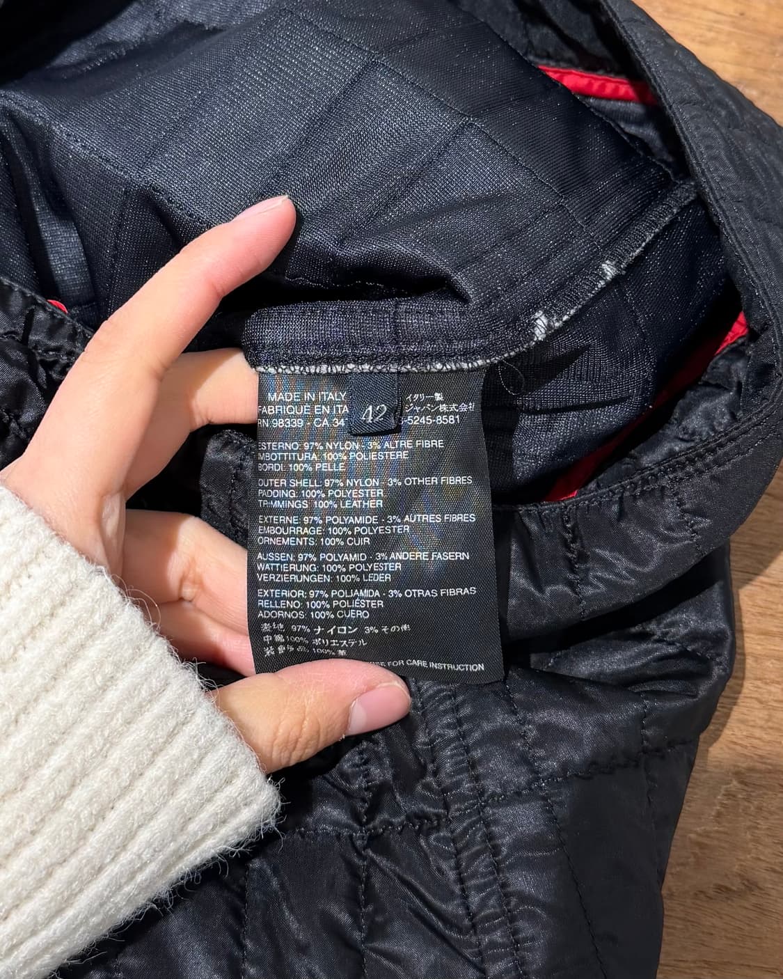 프라다 블랙 퀼팅 패디드 미디 스커드 상품이미지8