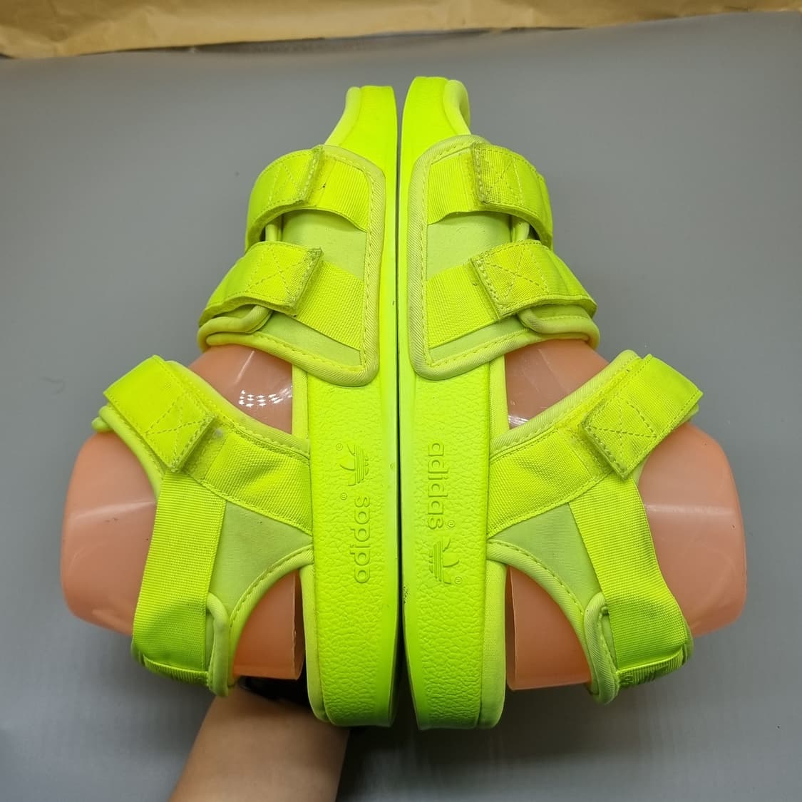 아디다스 아딜렛 형광 남성샌들265 상품이미지5