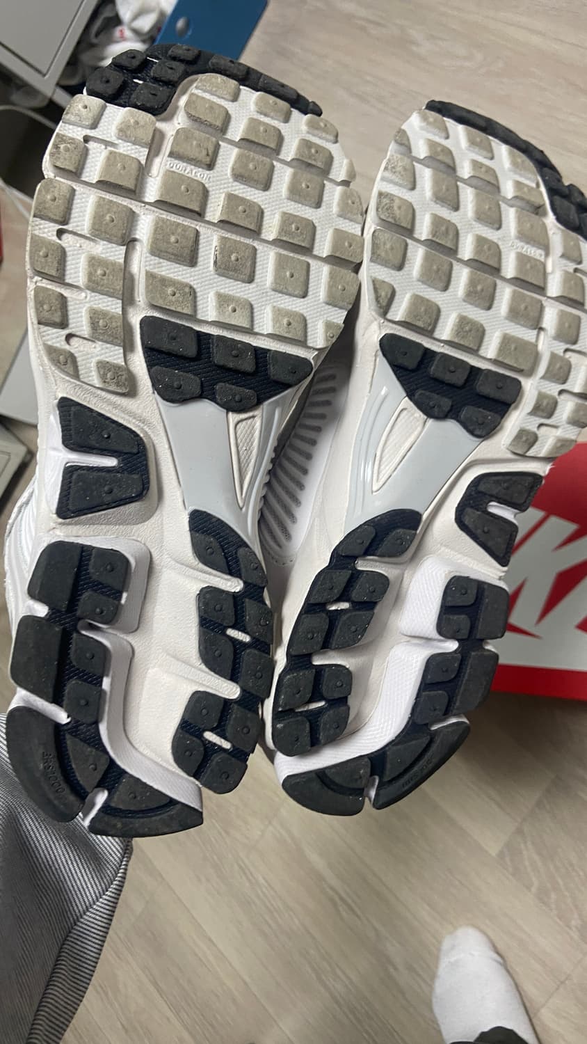 나이키 줌 보메로5 바스트그레이270 상품이미지3