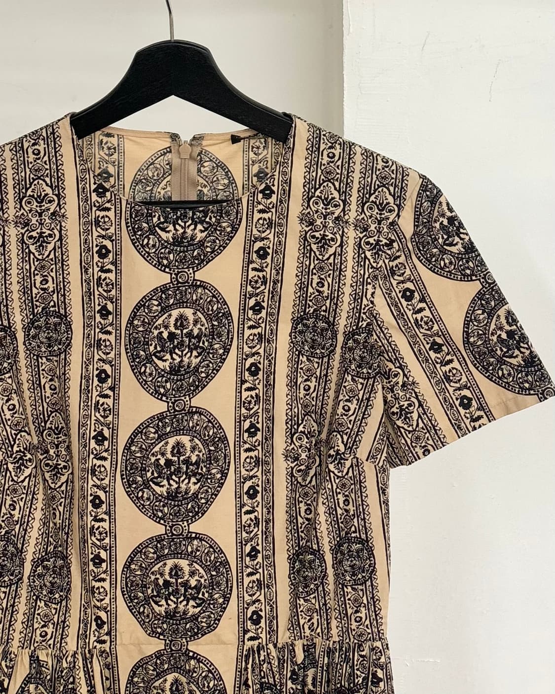 발렌티노 베이지 블랙 코인 메달리온 프린트 밤볼리나 드레스 상품이미지4