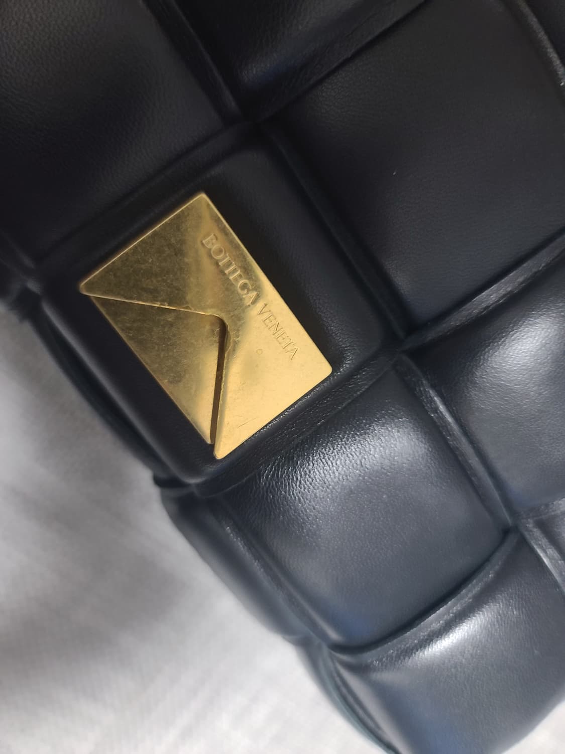 보테가베네타 패딩 레더 카세트백 블랙 금장 크로스백 상품이미지3