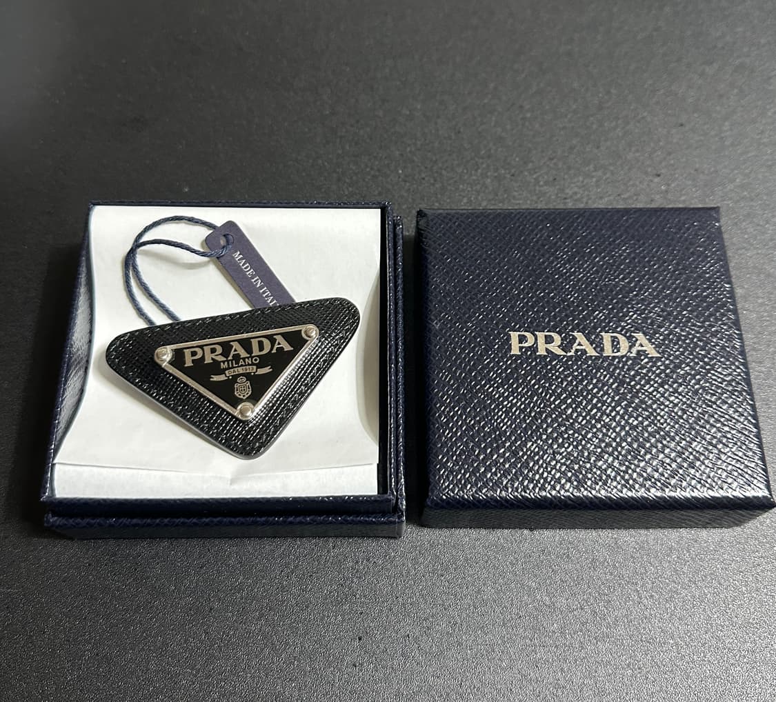 프라다 트라이앵글 사피아노 브로치 블랙 OS 상품이미지1