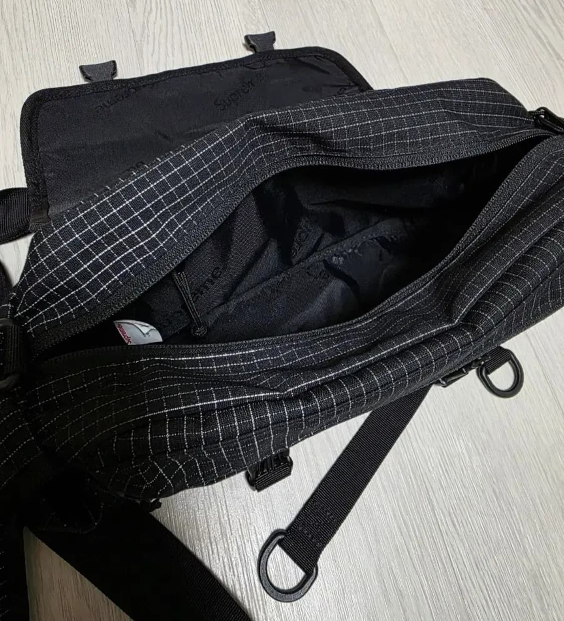 슈프림 미니 더플백 블랙 - 24SS 판매합니다 상품이미지6