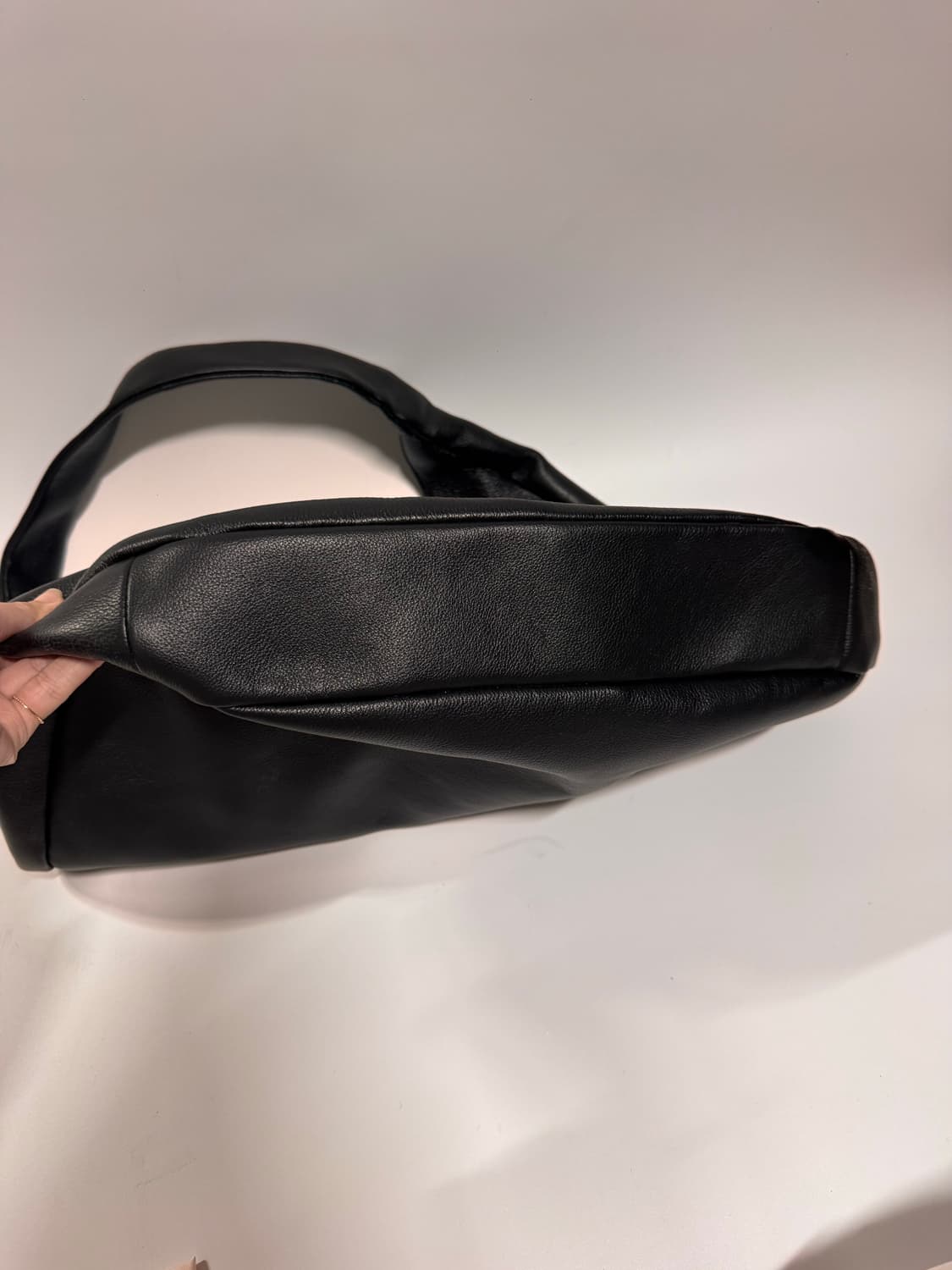 베라왕 샹스 블랙 가죽 호보백 상품이미지5