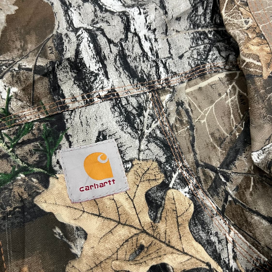 칼하트 로고 카모 리얼트리 카라넥 봄버 자켓 상품이미지6