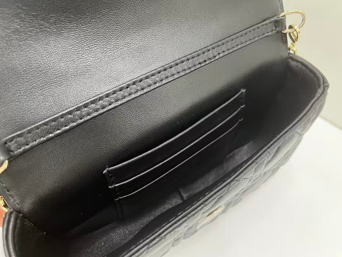 디올 크로스 백시그니처 넝쿨 체크로 클래식한 레터링 참장식
 상품이미지4