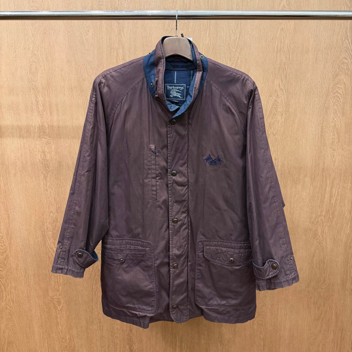 버버리 하이넥 야상 점퍼 로고 자수 소매 스트랩 디테일 레귤러핏 와인 상품이미지2