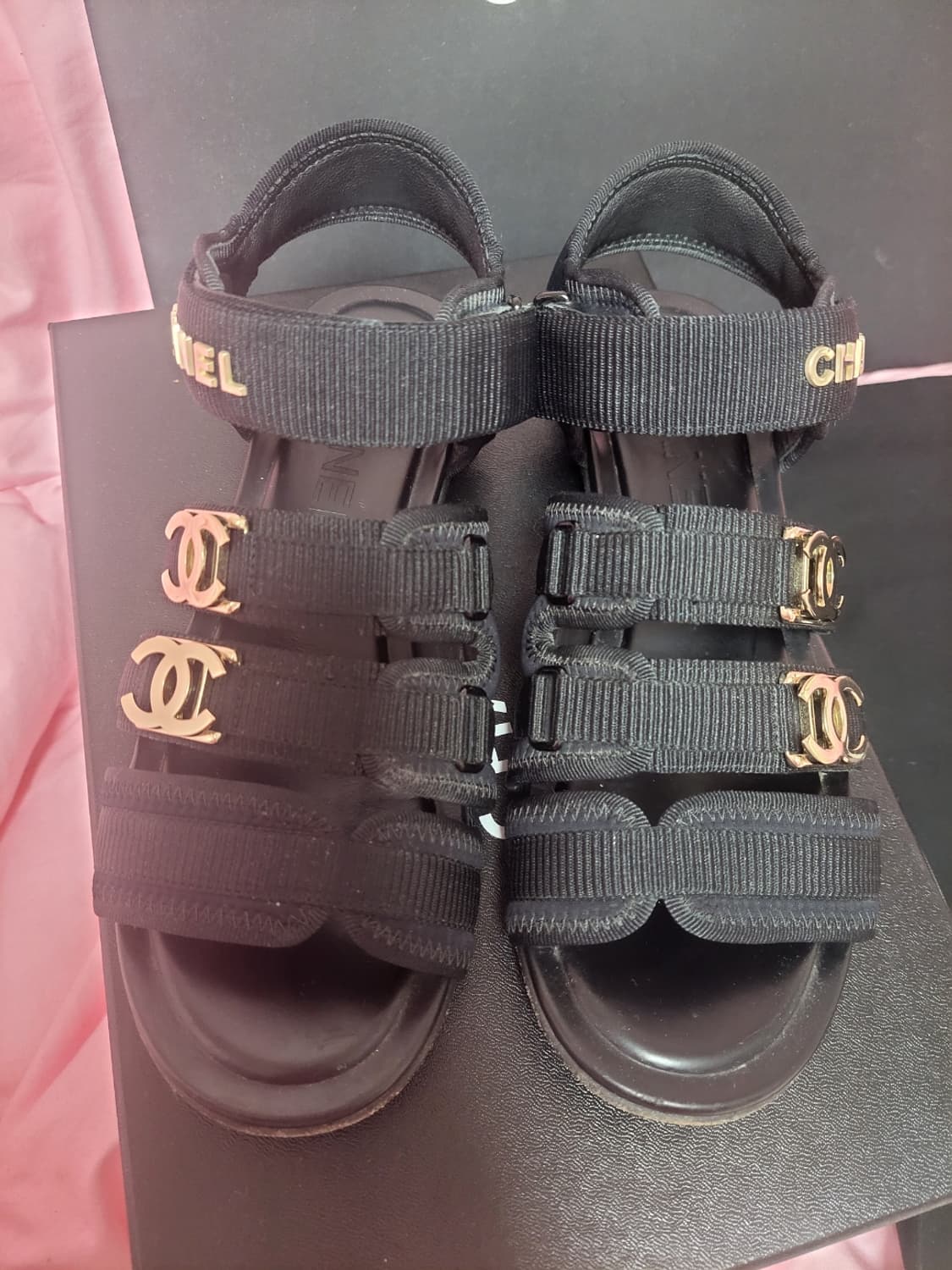 정품)급처3번신은상태좋은!샤넬 로고 블랙 벨크로 샌들 매장가270만원대 상품이미지4