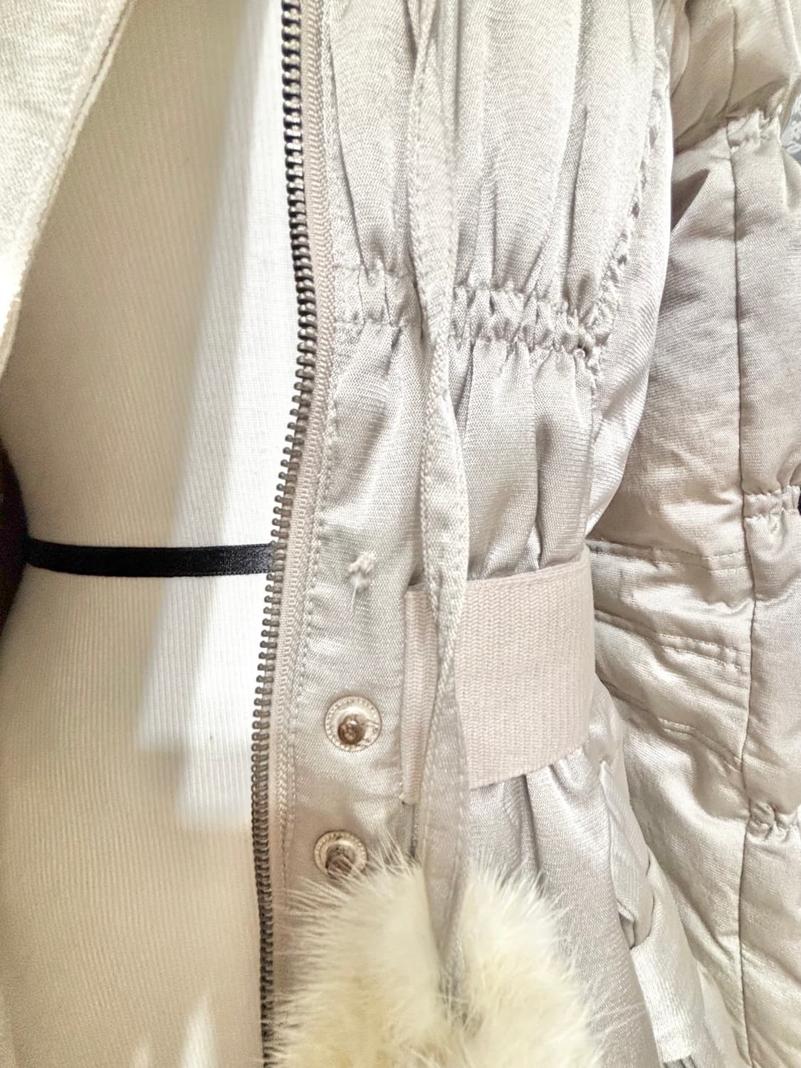 메긴나잇브릿지ㅡ 천연 밍크 방울 카라/오리털패딩 55 하자/수선필요 상품이미지3