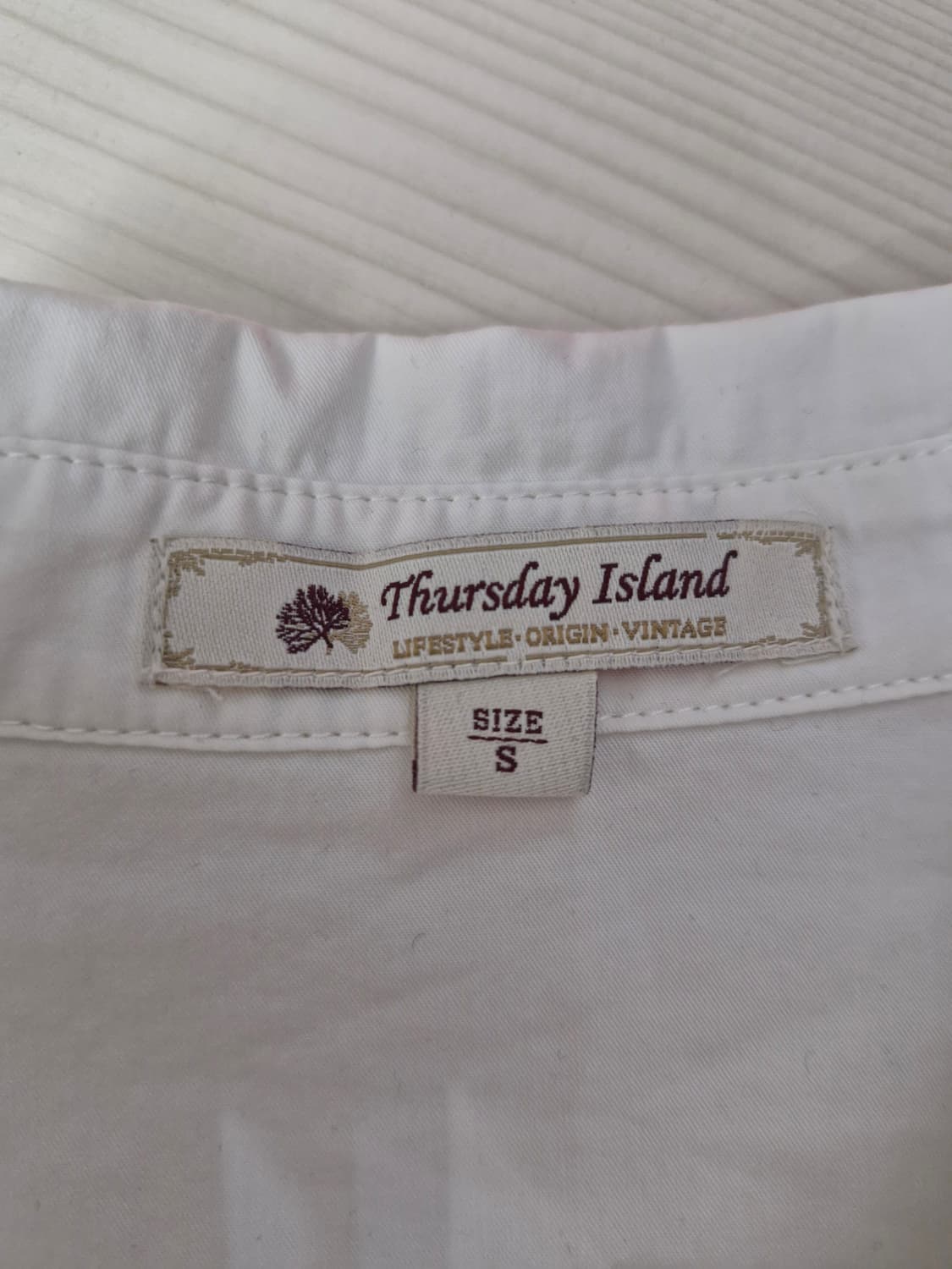 썰스데이아일랜드 전면 자수 포인트 화이트 셔츠 상품이미지5