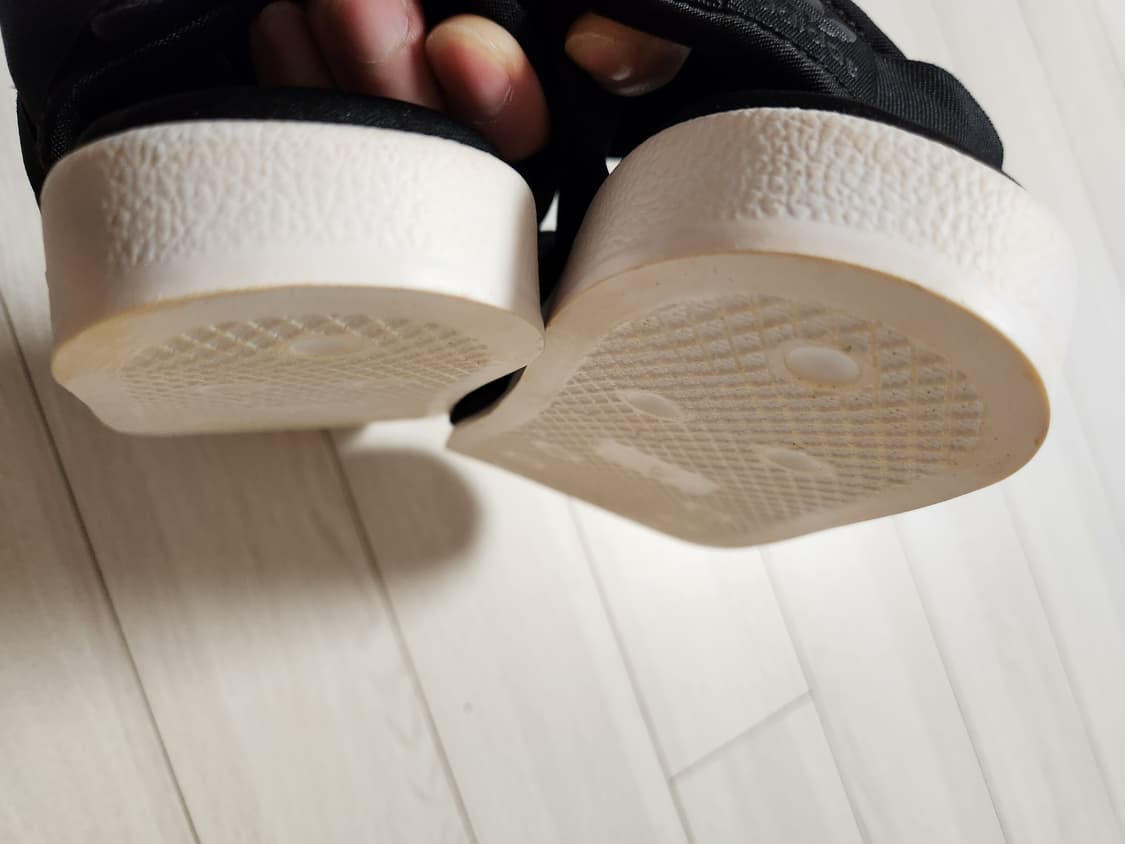 아디다스 아딜렛 샌들 2.0 사이즈245

바닥면 오염외에는 새거처럼 깨 상품이미지3