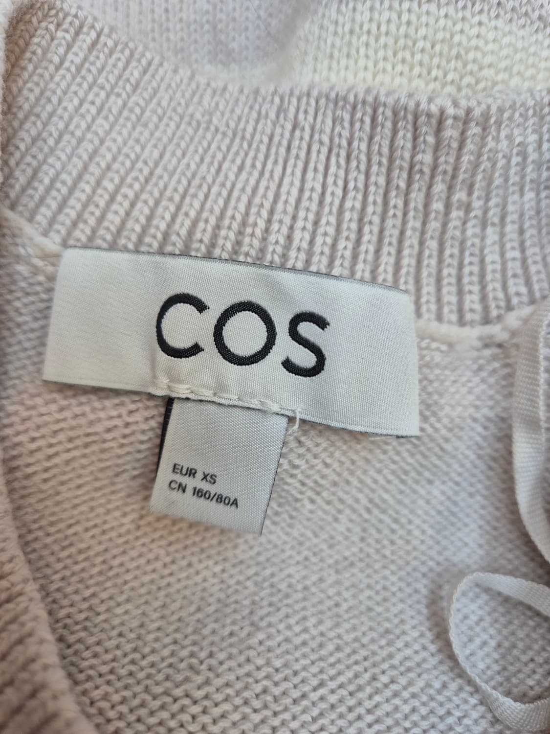 XS 사이즈 COS 스트라이프 니트입니다. 은은한 색감의 스트라이프 패턴 상품이미지3