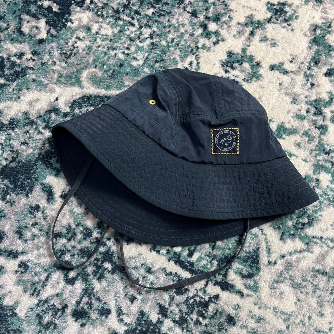 만다리나덕 메탈 로고 트레블 버킷햇 상품이미지3