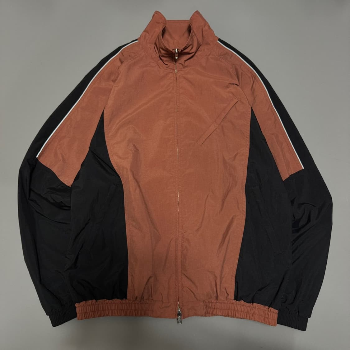 빔즈(BEAMS) 로즈 블랙 컬러 뉴 스탠다드 나일론 하이넥 트랙 자켓 상품이미지7