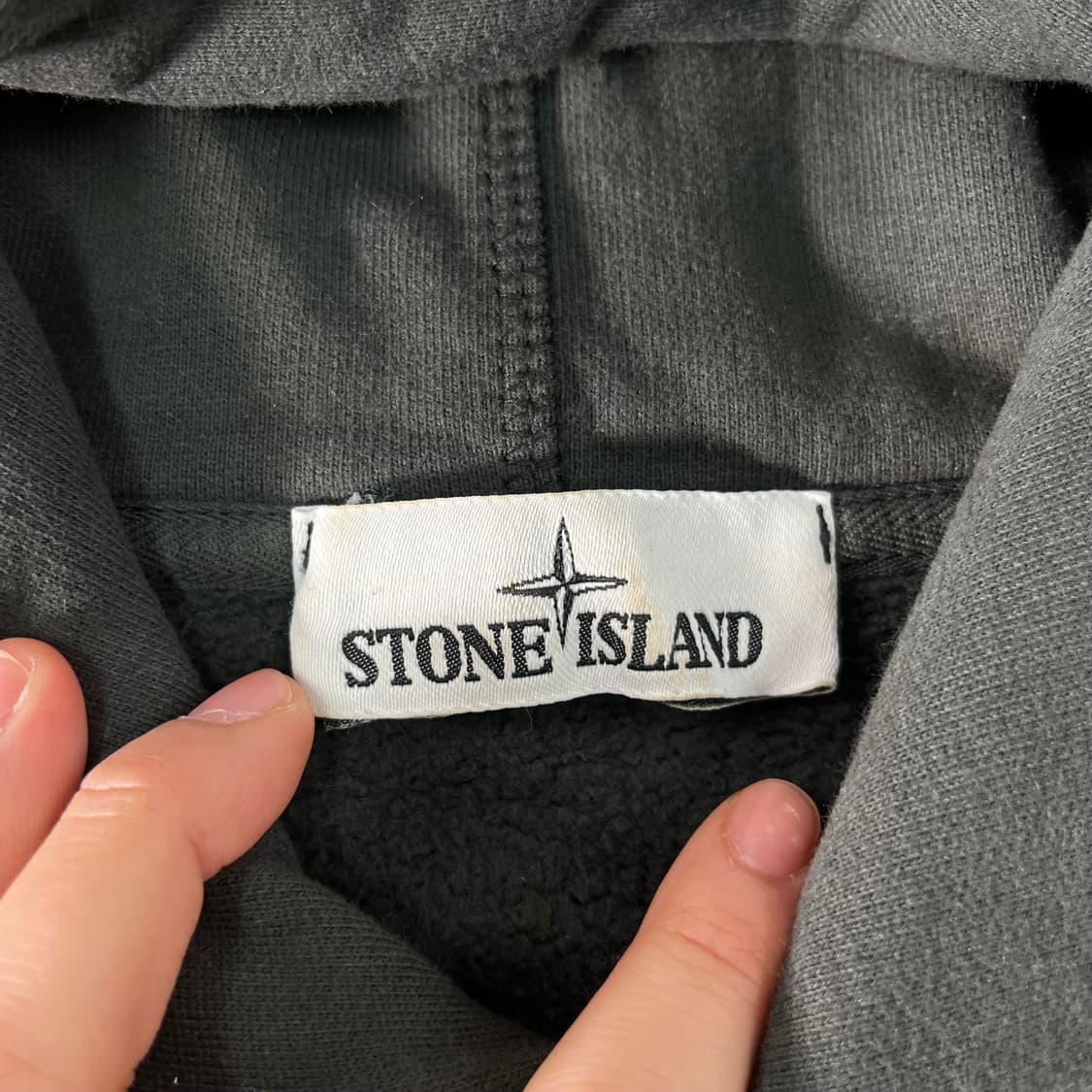 100 스톤아일랜드 22FW 와펜 차콜 후드티 상품이미지2