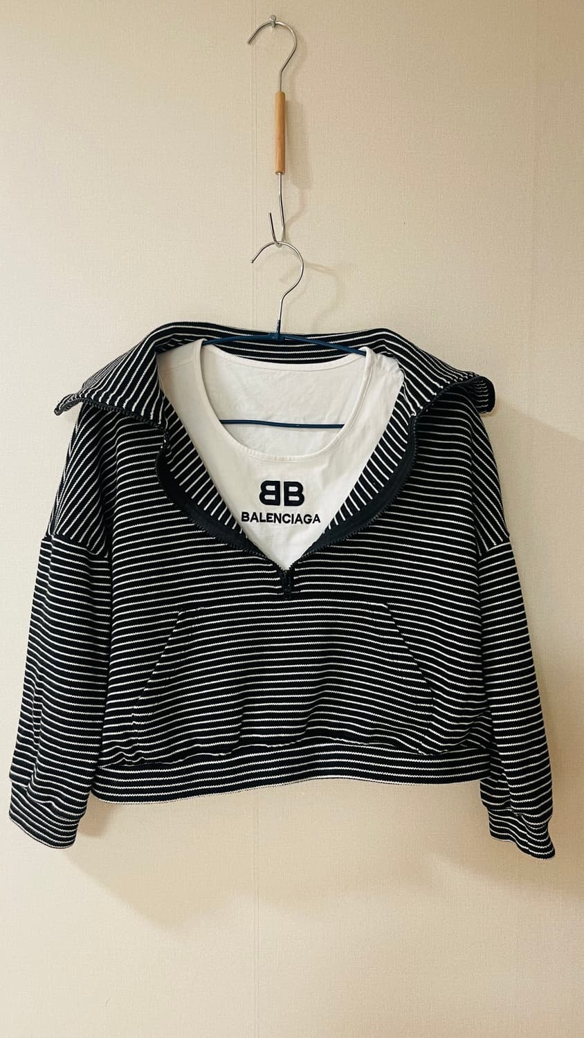 발렌시아가 스트라이프 반집업 크롭 맨투맨 S 내부 나시티와 맨투맨 일체형 상품이미지1