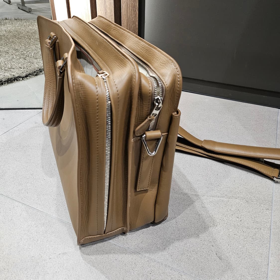 로로피아나 베이지 카프스킨 모던 클래식 백 상품이미지6