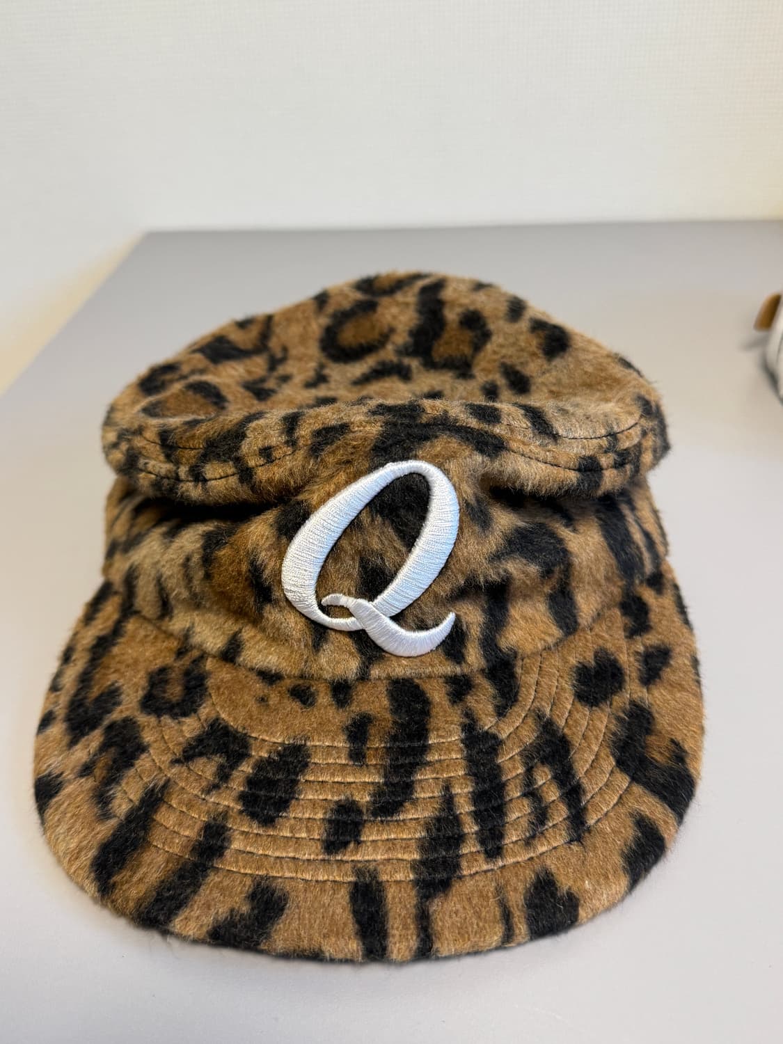 올디컬뉴 큐 로고 필박스 레오파드 브라운 상품이미지2