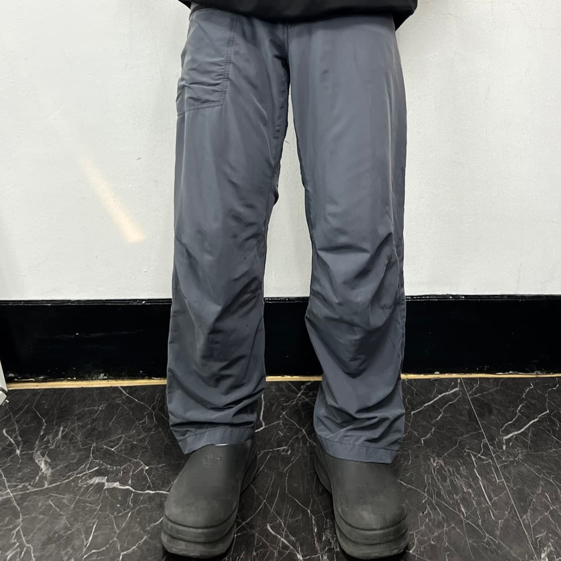 아크테릭스 로고 기능성 쉘 스트레이트 팬츠 상품이미지2