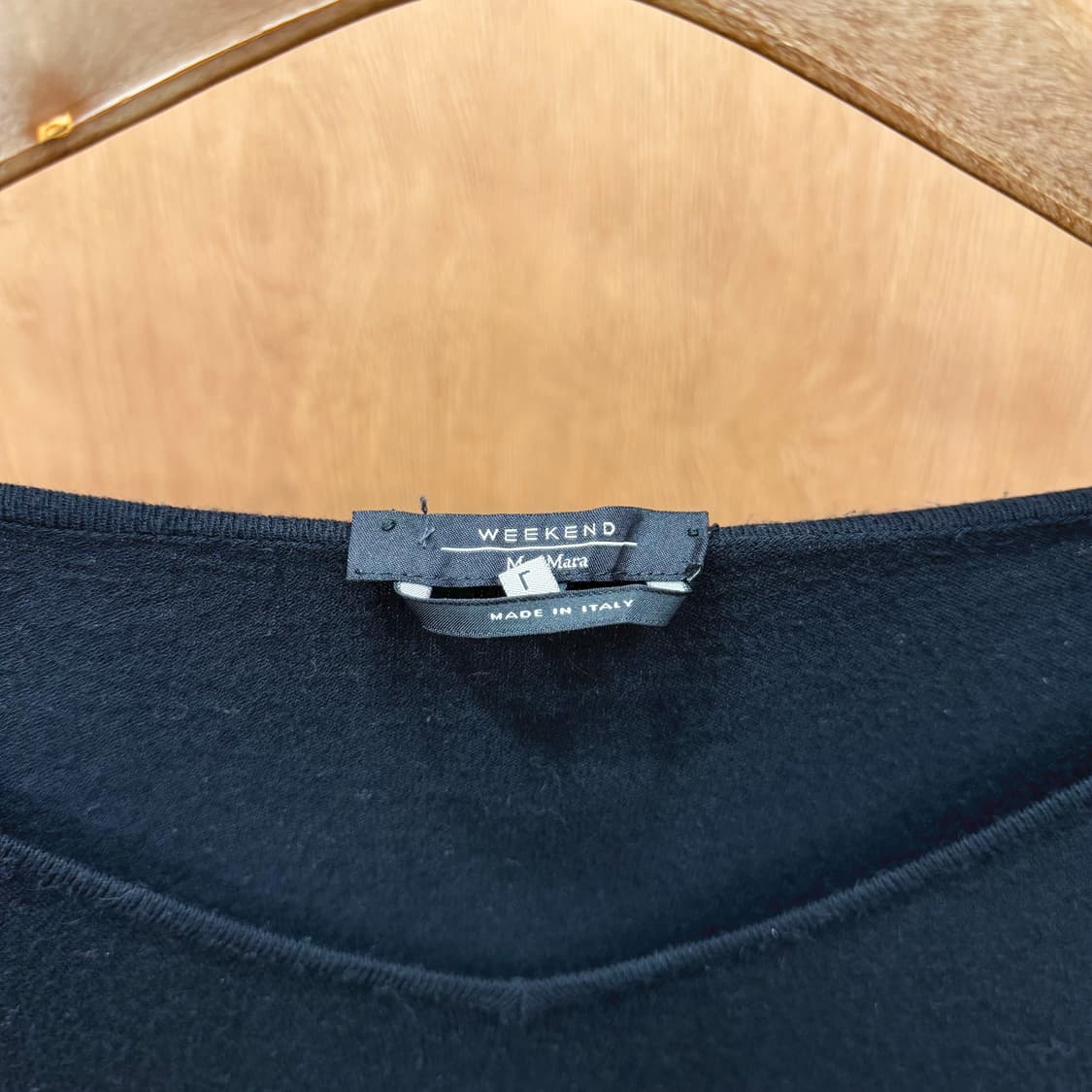 막스마라 위켄드 브이넥 슬림핏 긴팔 니트 탑 미니멀 플랫 디테일 블랙 상품이미지6