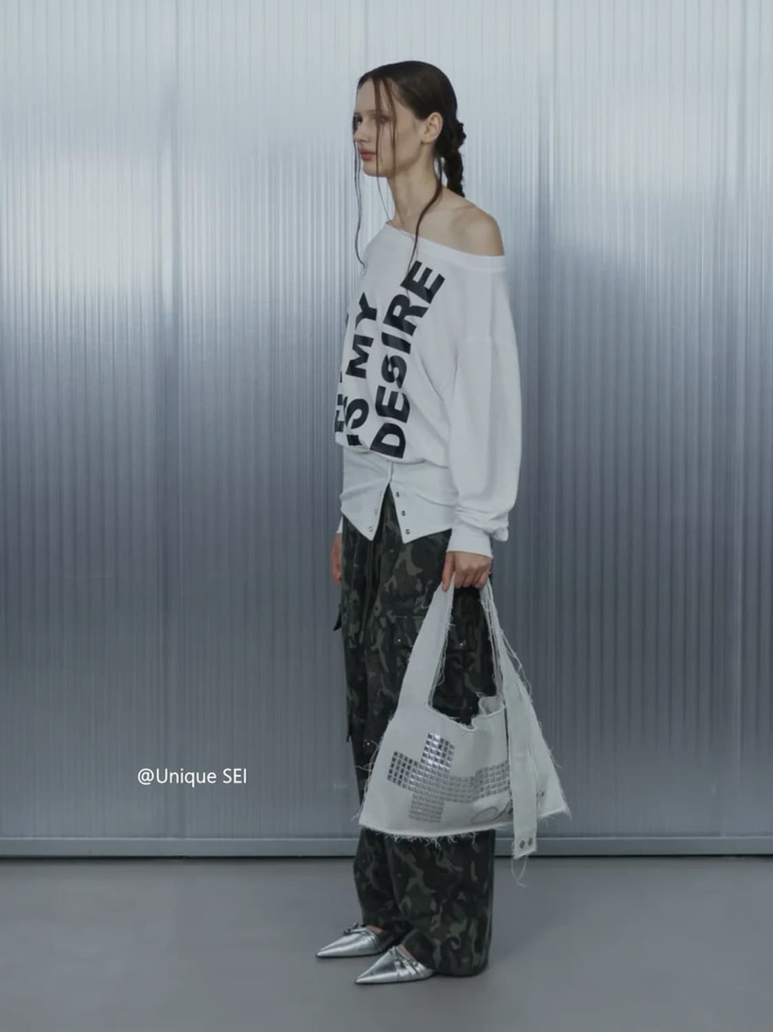 오프숄더 레터링 크로스 포인트 루즈핏 긴팔 티셔츠 상품이미지5